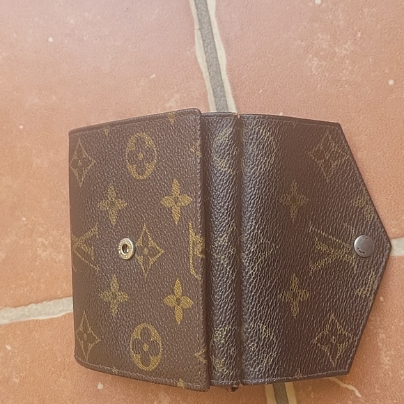 Louis vuitton foldable wallet - Picture 2 of 9